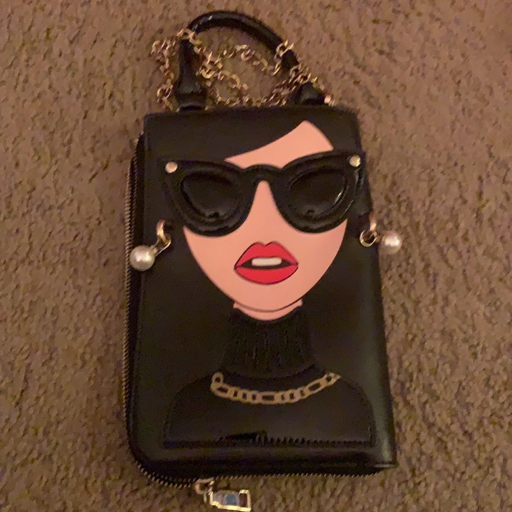 Cute crossbody with gold chain strap